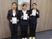 書類を持つ3人の女性