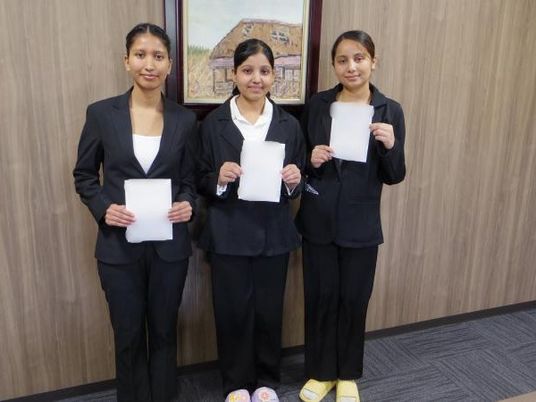 書類を持つ3人の女性