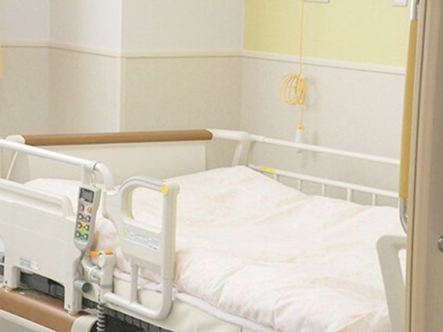 ベッドが置かれた居室 居室   白を基調にした明るい居室で、ベッドまわりがすっきり整っています。手元操作しやすい機器が備わり、落ち着いて過ごしやすい印象です。