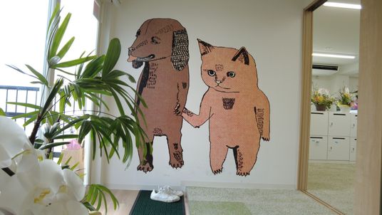 犬と猫の壁画のエントランス
