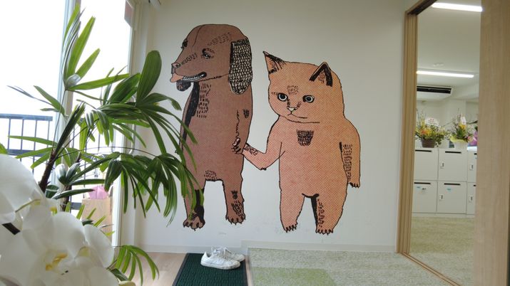 犬と猫の壁画のエントランス