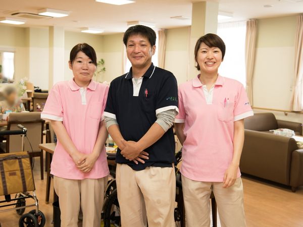 笑顔のスタッフ三人