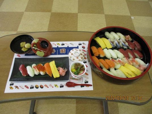 彩り豊かな料理のテーブル