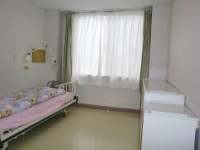 明るい個別空間の居室 居室 広い窓から自然光が差し込む居室です。ゆったりとした空間で、快適な生活をサポートします。