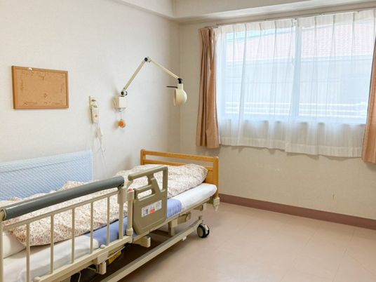 明るい居室のベッド  