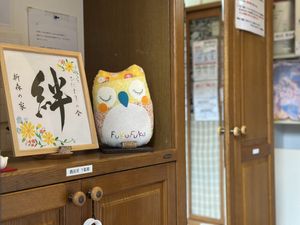 飾り棚のある廊下  