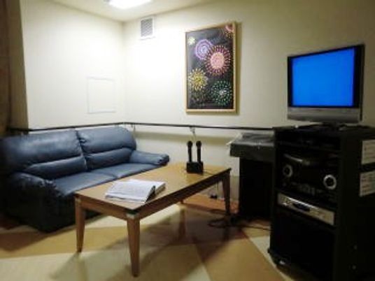 カラオケ機器のある部屋