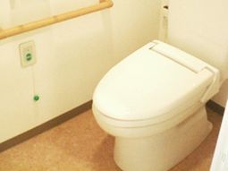 手すり付きのトイレ空間