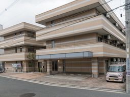 多階層のモダンな建物外観