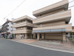 多階建て施設の外観