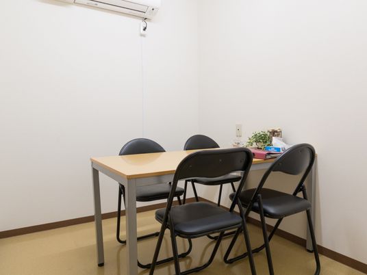  シンプルな居室のテーブルと椅子 