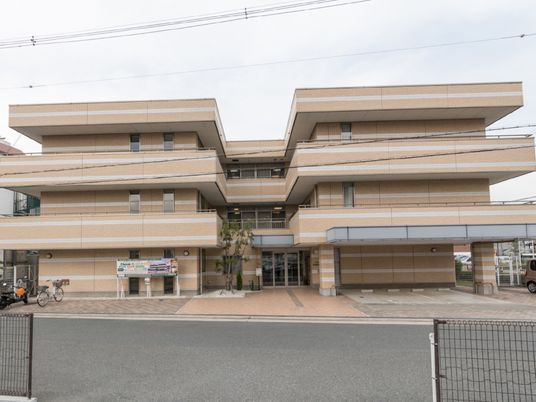  現代的な建物の外観  