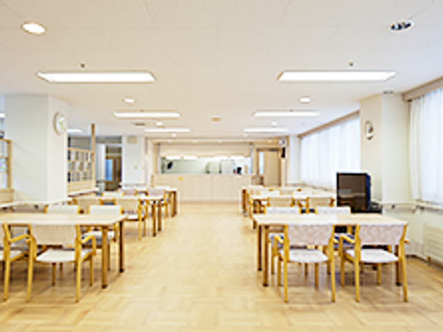 明るい食堂の内部 食堂 自然光の入る広々とした食堂です。快適に食事や交流ができる空間が広がっています。