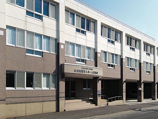 四階建ての建物外観 外観 四階建ての施設は、清潔感のあるデザインで親しみやすい雰囲気です。