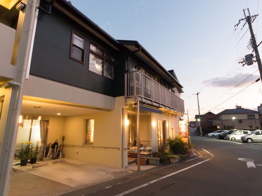 夕暮れ時のエントランス風景