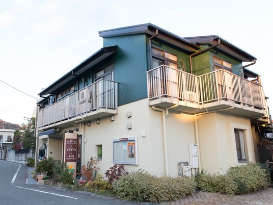明るく落ち着いた外観の建物