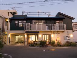 外観の落ち着いた建物