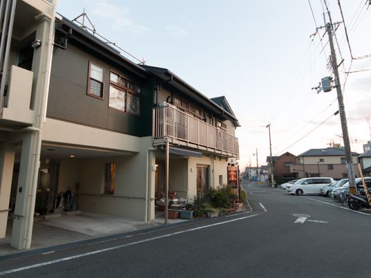 夕暮れ時の建物外観