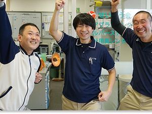 笑顔のスタッフたちの事務所  