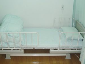 シンプルな居室のベッド  