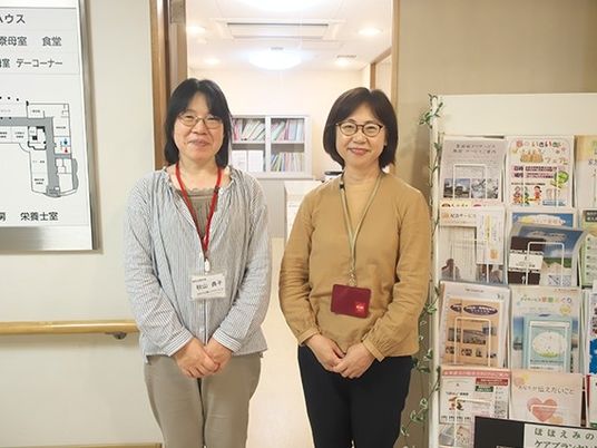案内前の職員2人のエントランス  