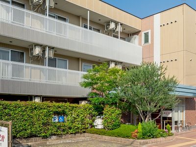 明るい外観の建物エントランス