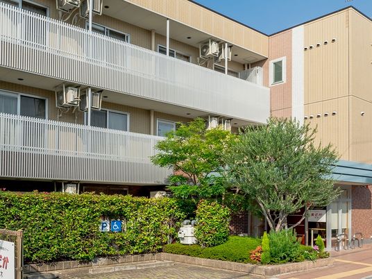 明るい外観の建物エントランス