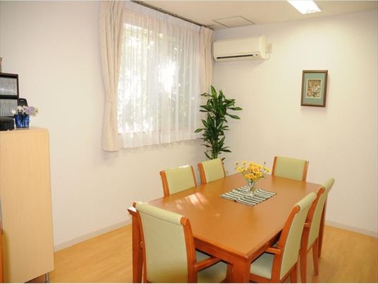 食卓と植物の明るい空間