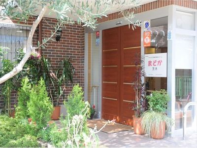 緑に囲まれたエントランス