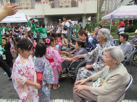 中庭での交流イベント