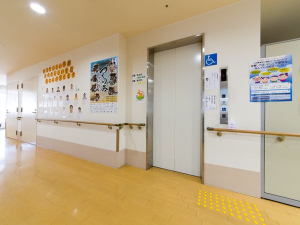 エレベーター前の廊下