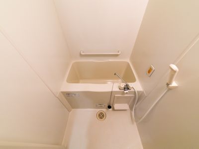 清潔な設備の浴室 