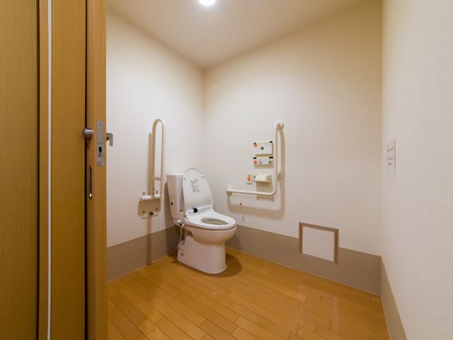 バリアフリートイレ設備 トイレ  手すり付きで安心な清潔なトイレです。スタッフと共に快適な勤務環境を整備しています。
