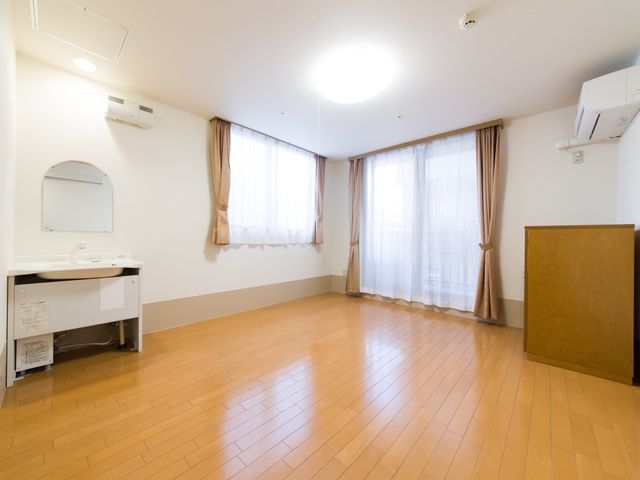 広々とした洋室 居室 明るく開放感のある空間で、日々のくつろぎに適した居室です。個々のプライバシーが保たれ、自由にレイアウトできます。