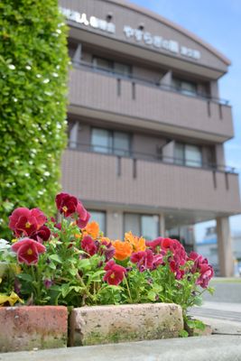 明るい外観の建物正面