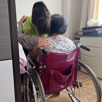 車椅子利用者と介護士の居室