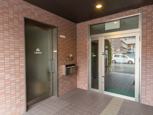 エントランスのドアと廊下