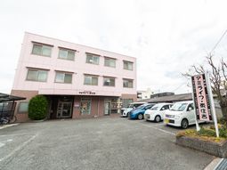 ピンクの建物の外観