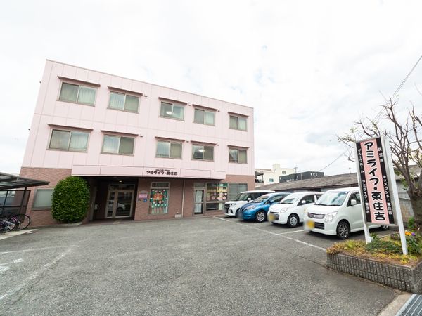 ピンクの建物の外観