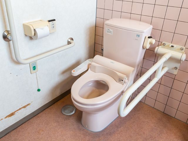 手すり付きトイレ設備 トイレ 安全で快適な使用を支援する手すり付きのトイレです。誰もが安心して使える配慮が行き届いています。
