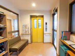 暖色系エレベーターホール