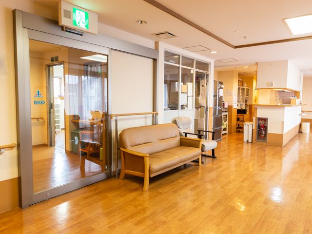 広々とした明るい廊下 廊下 広々とした廊下は、手すり完備で安全に配慮されており、明るい光が差し込む快適な空間です。