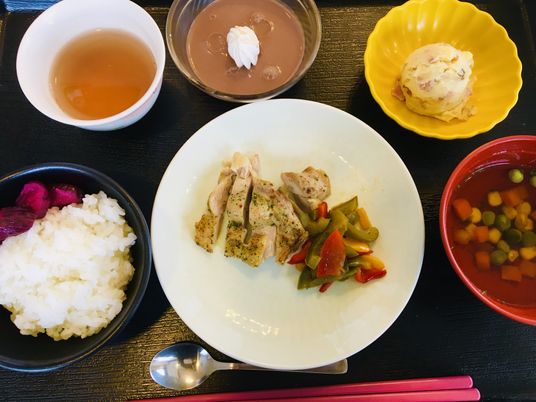 健康を支える食事提供シーン