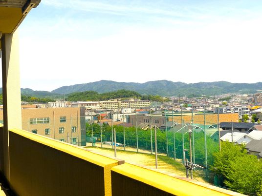 街の景色が見えるバルコニー