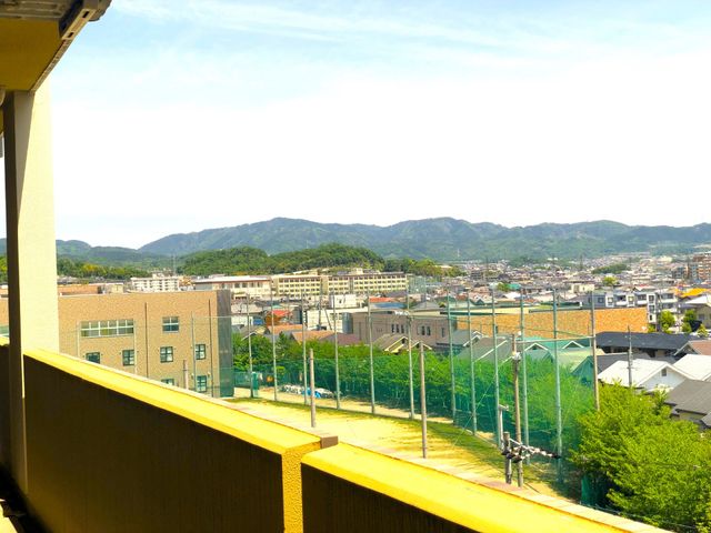 街の景色が見えるバルコニー