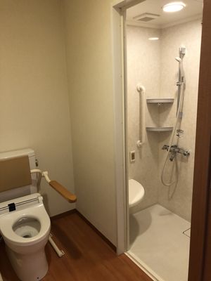 バリアフリー設計のトイレ