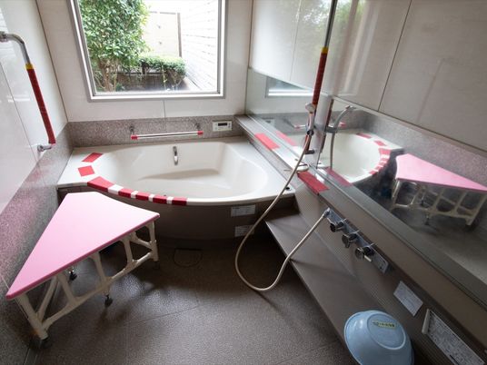 車椅子対応のきれいな浴室