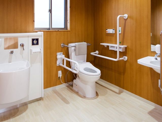 バリアフリーのトイレ設備 トイレ 手すりがついた広々としたトイレです。安心してお使いいただける工夫が随所に施されています。