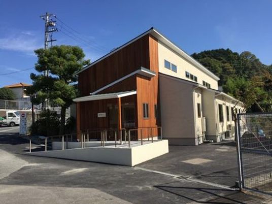 明るく広々とした施設外観