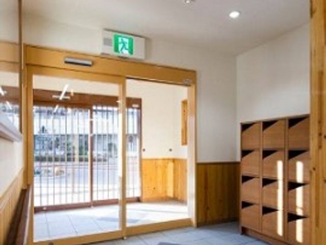 木材を使用したエントランス エントランス 温かみのある木材を活かしたエントランスです。優しい光が差し込む、開放感のある空間が迎えてくれます。